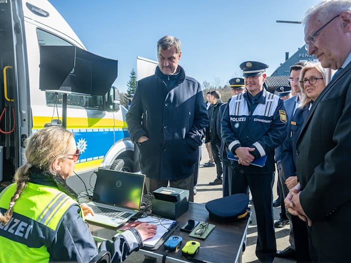 Die bayerische Staatsregierung ist mit der Bilanz der Grenzpolizei zufrieden. / Foto: Armin Weigel/dpa