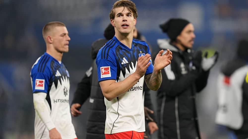 Jung, begeisternd, begehrt: HSV-Abwehrchef Luka Vuskovic (M) / Foto: Marcus Brandt/dpa