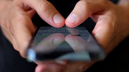 Kriminelle nutzen oft gefälschte SMS, um Menschen unter Druck zu setzen und zur Herausgabe von Geld zu bewegen. (Symbolbild) / Foto: Karl-Josef Hildenbrand/dpa