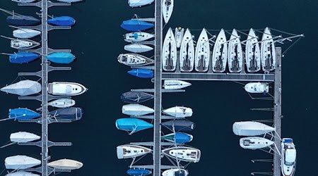 Wer sein Boot in einem der Häfen am Bodensee parken will, muss oft jahrzehntelang warten. (Archivbild)  / Foto: Felix Kästle/dpa