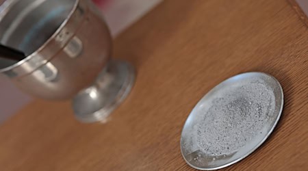 Mit Asche wird ein Kreuz auf die Stirn der Gläubigen aufgezeichnet. (Archivbild) / Foto: Matthias Bein/dpa