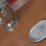 Mit Asche wird ein Kreuz auf die Stirn der Gläubigen aufgezeichnet. (Archivbild) / Foto: Matthias Bein/dpa