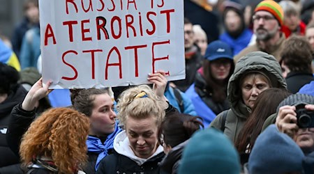 Hunderte Menschen in München am Marienplatz zeigen Solidarität mit der Ukraine