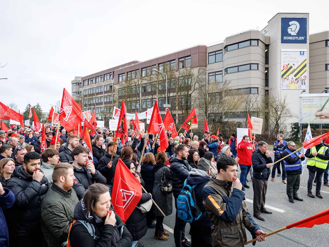 Gegen die geplanten Werksschließungen demonstrierten vor dem Nürnberger Standort Beschäftigte und Gewerkschaft.  / Foto: Daniel Karmann/dpa