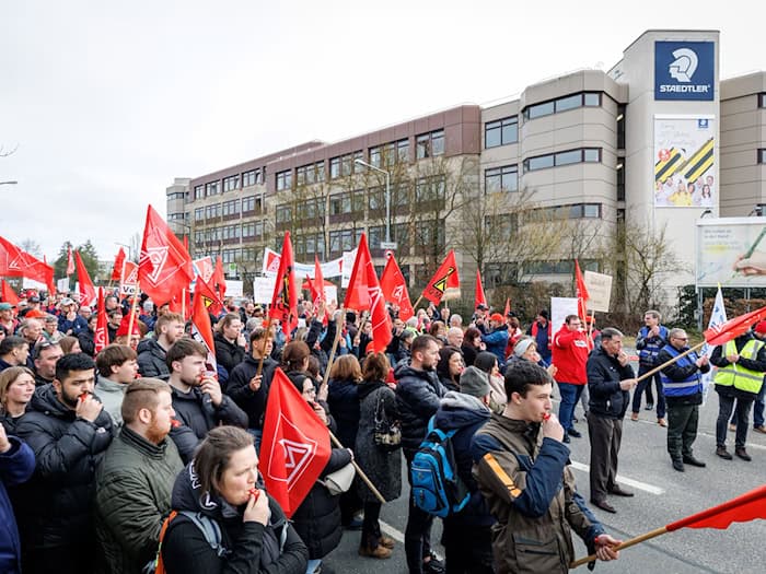 Gegen die geplanten Werksschließungen demonstrierten vor dem Nürnberger Standort Beschäftigte und Gewerkschaft.  / Foto: Daniel Karmann/dpa