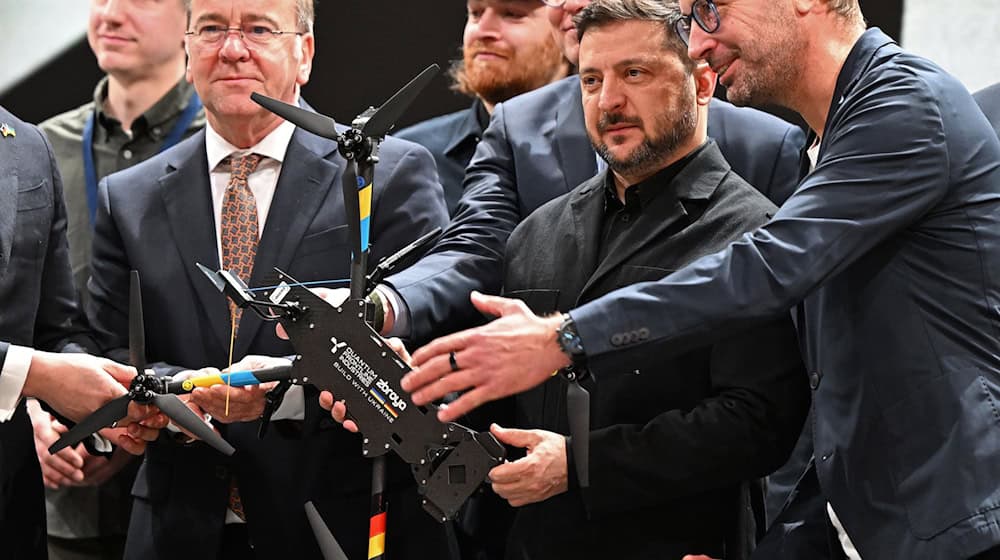 Deutsch-ukrainische Drohnenproduktion für den Krieg gegen Russland startet: Der ukrainische Präsident Wolodymyr Selenskyj nimmt im Beisein von Verteidigungsminister Boris Pistorius die erste Drohne des Unternehmens QFI entgegen. / Foto: Sven Hoppe/dpa