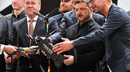 Deutsch-ukrainische Drohnenproduktion für den Krieg gegen Russland startet: Der ukrainische Präsident Wolodymyr Selenskyj nimmt im Beisein von Verteidigungsminister Boris Pistorius die erste Drohne des Unternehmens QFI entgegen. / Foto: Sven Hoppe/dpa