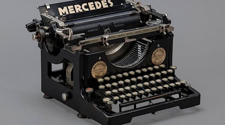 Über dieses Exponat freut sich das Museum der Bayerischen Geschichte in Regensburg besonders: die Schreibmaschine des Revolutionsführers und ersten Bayerischen Ministerpräsidenten Kurt Eisner (1867–1919).  / Foto: --/Haus der Bayerischen Geschichte/dpa