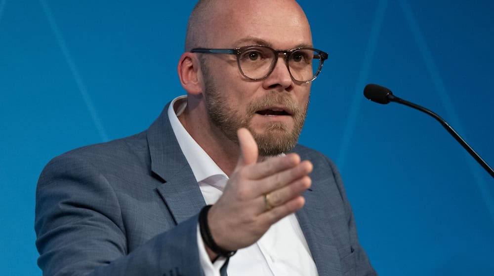 Ein Social-Media-Verbot für Bürger unter 16 Jahren? Bayerns Digitalminister Fabian Mehring (Freie Wähler) spricht sich dagegen aus. (Archivbild) / Foto: Sven Hoppe/dpa