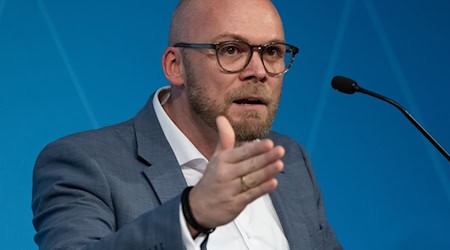 Ein Social-Media-Verbot für Bürger unter 16 Jahren? Bayerns Digitalminister Fabian Mehring (Freie Wähler) spricht sich dagegen aus. (Archivbild) / Foto: Sven Hoppe/dpa