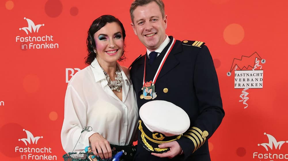 Bundesministerin Dorothee Bär freut sich mit ihrem Mann Oliver auf die «Fastnacht in Franken».  / Foto: Daniel Löb/dpa