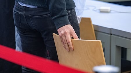 Im Champagner-Fall ist vor dem Landgericht Weiden ein Niederländer angeklagt. Er soll Logistiker eine Drogenbande gewesen sein. (Archivbild) / Foto: Armin Weigel/dpa
