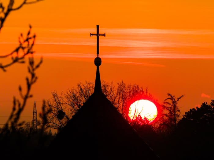 Die katholische Kirche in Deutschland will sich in Rom die Erlaubnis einholen, dass auch Laien in Messen predigen dürfen. (Symbolbild) / Foto: Julian Stratenschulte/dpa