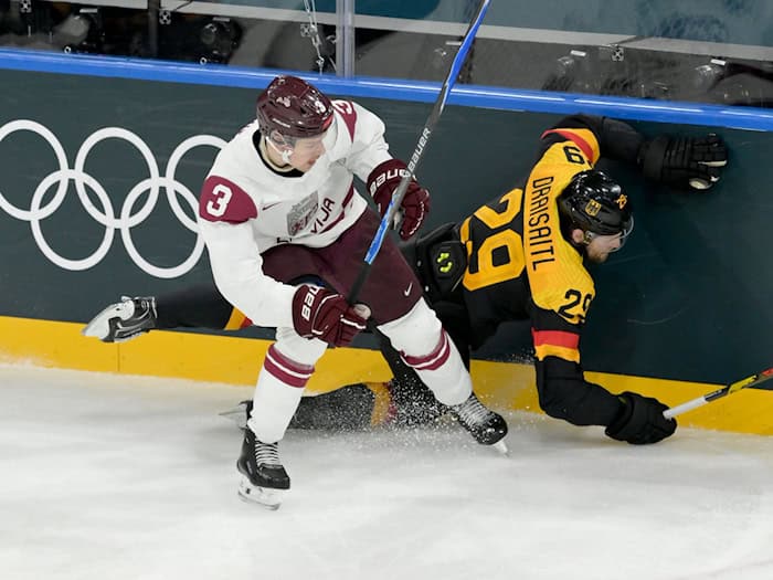 Alberts Smits (l) wechselt nach München. (Archivbild) / Foto: Peter Kneffel/dpa