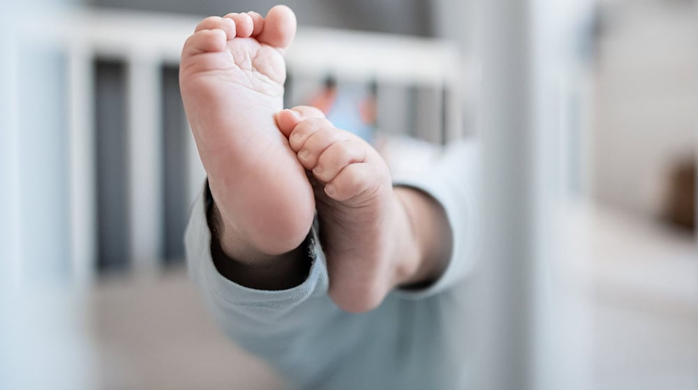 Nicht nur zwei, sondern gleich sechs Babyfüßchen erfreuen Eltern in Bamberg: Sie bekamen Drillinge. (Symbolbild) / Foto: Fabian Strauch/dpa