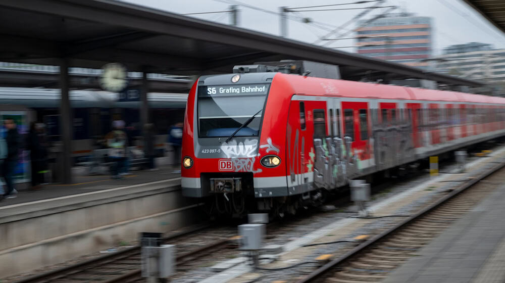 Auf der Münchner S-Bahn-Stammstrecke gibt es dieses Wochenende Einschränkungen. (Symbolbild) / Foto: Peter Kneffel/dpa