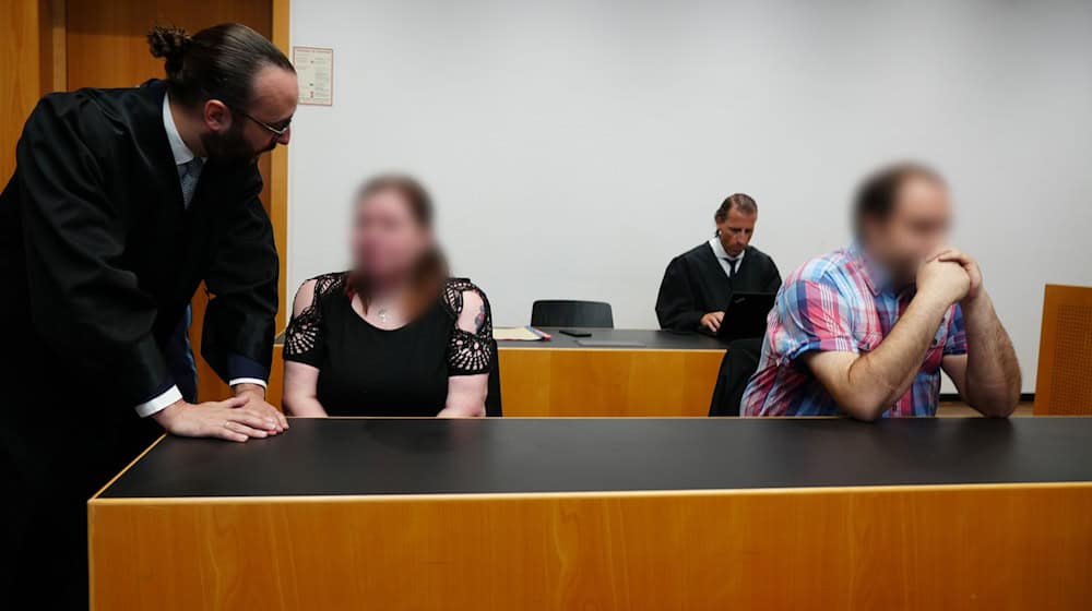 Den beiden Angeklagten, hier im ersten Prozess vor dem Amtsgericht, droht eine Gefängnisstrafe wegen Misshandlung ihres Sohnes. (Archivbild) / Foto: Ulf Vogler/dpa