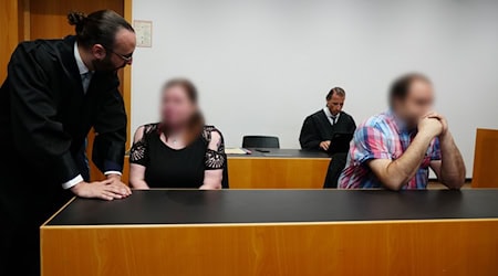 Den beiden Angeklagten, hier im ersten Prozess vor dem Amtsgericht, droht eine Gefängnisstrafe wegen Misshandlung ihres Sohnes. (Archivbild) / Foto: Ulf Vogler/dpa