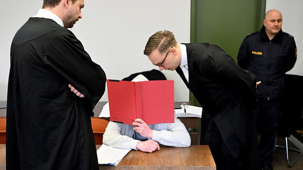 Der Angeklagte mit seinen Anwälten Johannes Makepeace und Andreas Remiger. / Foto: Felix Hörhager/dpa