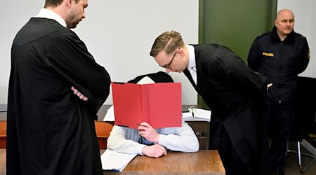 Der Angeklagte mit seinen Anwälten Johannes Makepeace und Andreas Remiger. / Foto: Felix Hörhager/dpa