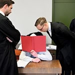 Der Angeklagte mit seinen Anwälten Johannes Makepeace und Andreas Remiger. / Foto: Felix Hörhager/dpa