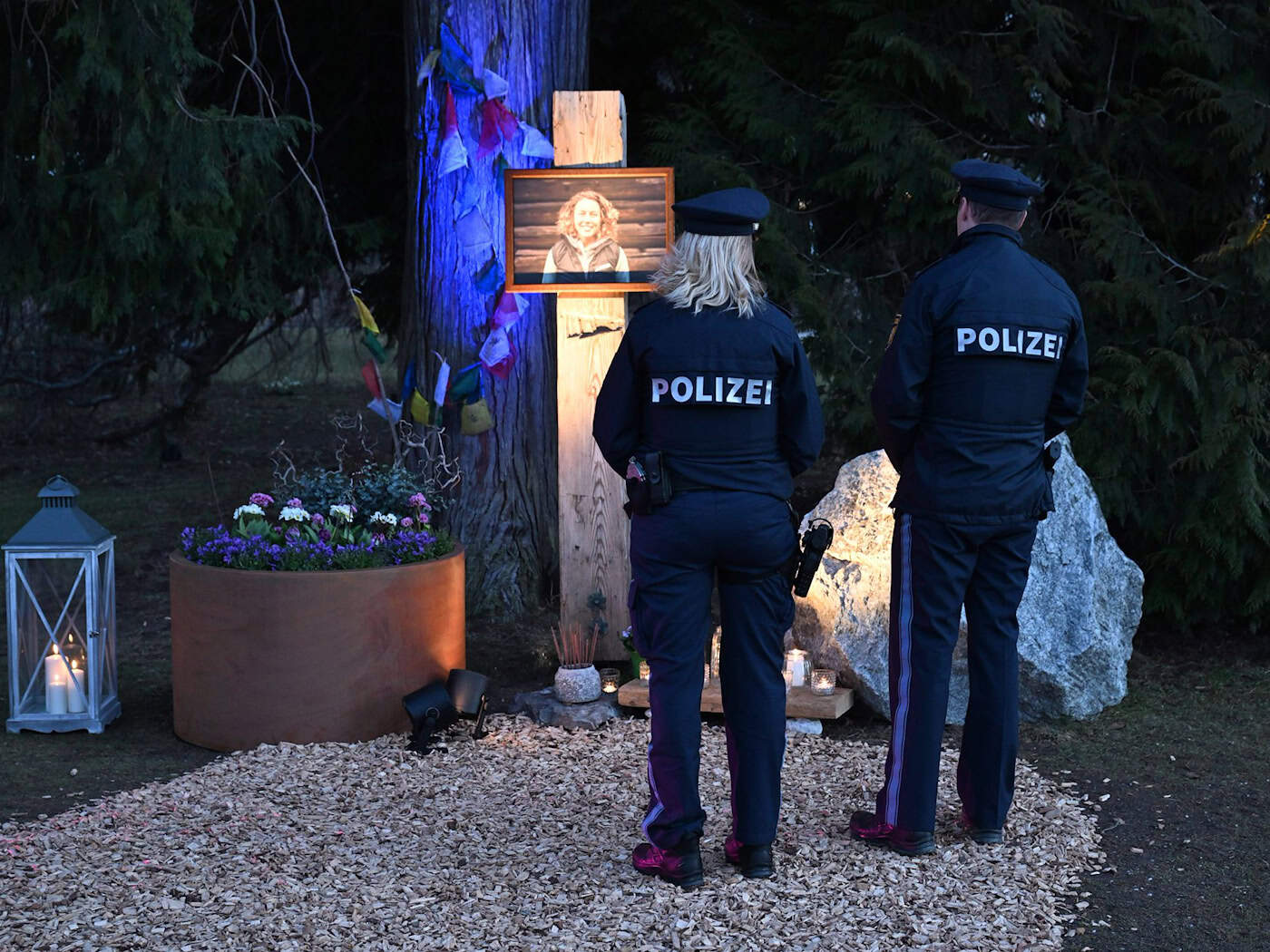 Im Partenkirchener Kurpark erinnert ein Gedenkort an die Ex-Biathletin.  / Foto: Felix Hörhager/dpa