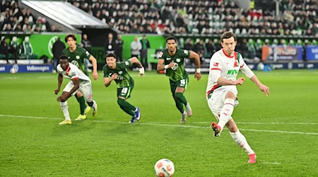 Die Wende zugunsten des FC Augsburg: Michael Gregoritsch verwandelt einen Handelfmeter / Foto: Swen Pförtner/dpa