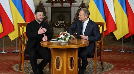 Polens Ministerpräsident Tusk (rechts) pflegt seit Jahren eine enge Verbindung zum ukrainischen Präsidenten Selenskyj - nun wird er auch die Laudatio bei der Verleihung des Kleist-Preises der Münchner Sicherheitskonferenz. (Archivbild) / Foto: Radek Pietruszka/PAP/dpa