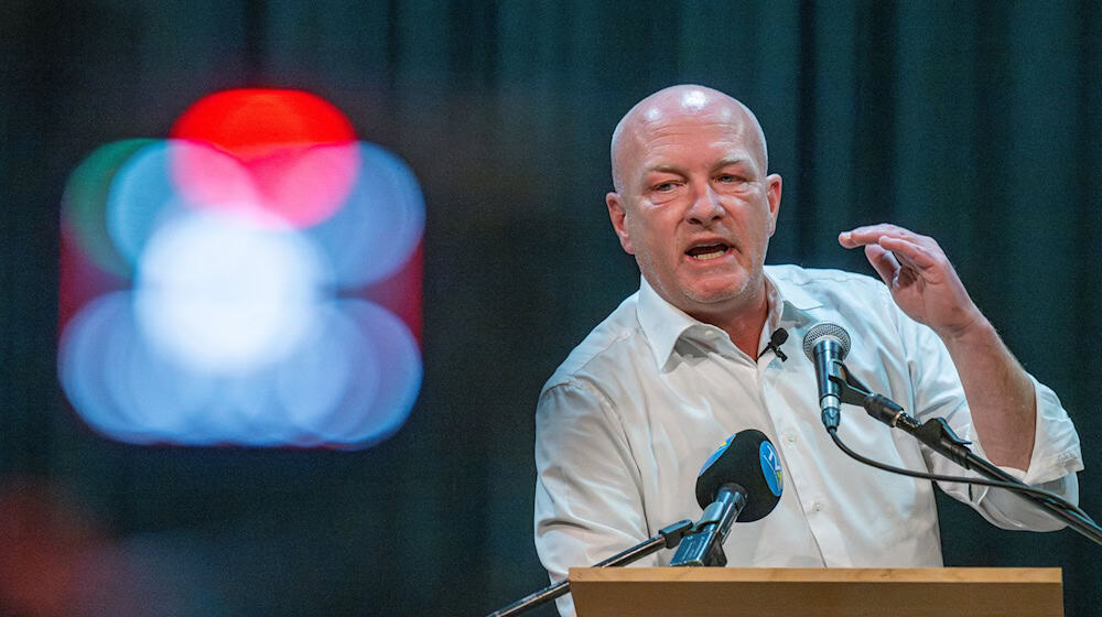 Joachim Wolbergs, ehemaliger Oberbürgermeister von Regensburg, hat bei einem Infoabend seine Sicht auf den gegen ihn bevorstehenden Prozess erläutert. Vor dem Landgericht München I wird ab 11. März ein Teil des Regensburger Parteispenden-Verfahrens neu verhandelt. / Foto: Armin Weigel/dpa