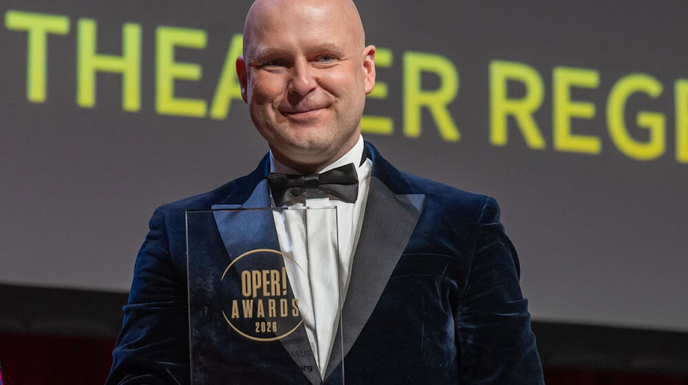 Der Intendant des Theaters Regensburg, Sebastian Ritschel, hat den «Oper! Award» als das «Beste Opernhaus des Jahres» entgegengenommen. / Foto: Armin Weigel/dpa