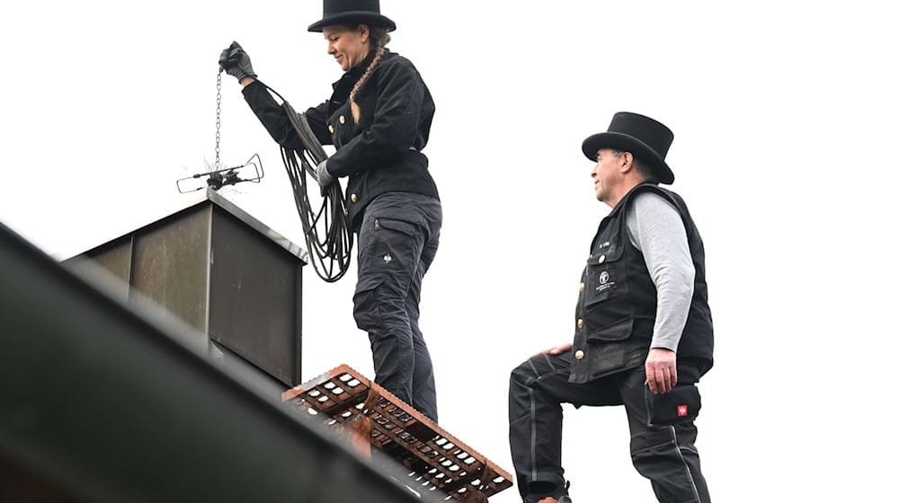 Kaminkehrer sorgen dafür, dass Feuerstätten ohne Probleme betrieben werden können. (Archivbild)  / Foto: Felix Hörhager/dpa