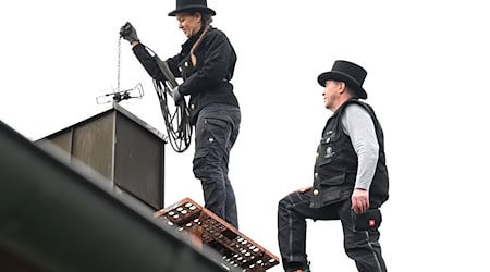 Kaminkehrer sorgen dafür, dass Feuerstätten ohne Probleme betrieben werden können. (Archivbild)  / Foto: Felix Hörhager/dpa