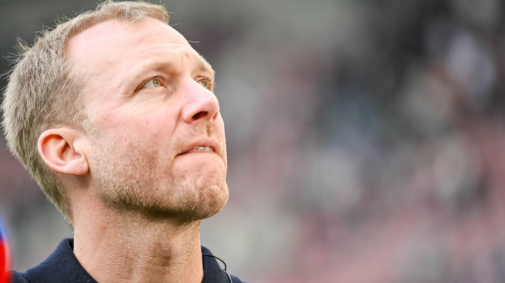 Sportdirektor Benni Weber hat für Augsburg einen neuen Stürmer gefunden. (Archivbild) / Foto: Harry Langer/dpa