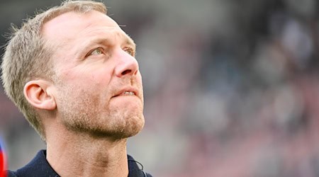 Sportdirektor Benni Weber hat für Augsburg einen neuen Stürmer gefunden. (Archivbild) / Foto: Harry Langer/dpa