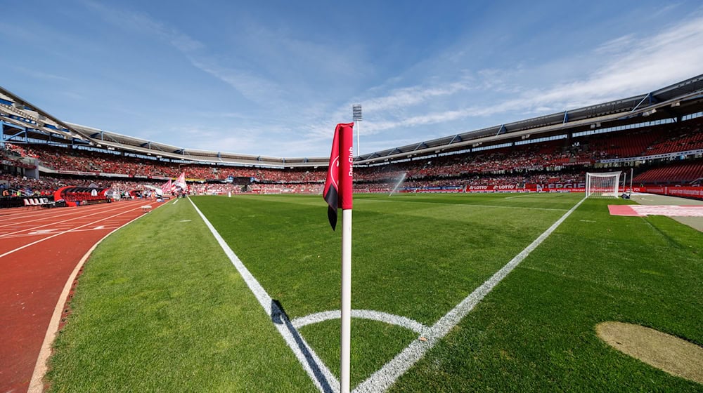 Durch den Spielertunnel geht es für die zukünftigen Eheleute zur Trauung am Spielfeldrand. (Archivbild) / Foto: Daniel Karmann/dpa