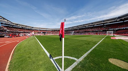 Durch den Spielertunnel geht es für die zukünftigen Eheleute zur Trauung am Spielfeldrand. (Archivbild) / Foto: Daniel Karmann/dpa