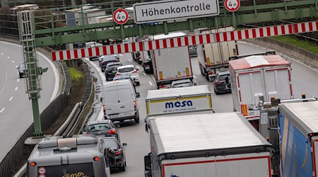 Auf der Autobahn 99 dürfte wegen Ferienstarts in mehreren Bundesländern ohnehin viel Verkehr herrschen. (Archivbild) / Foto: Peter Kneffel/dpa