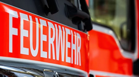 Die Feuerwehr versucht, die Ausbreitung des Feuers zu verhindern. (Symbolbild) / Foto: Soeren Stache/dpa