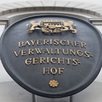 Der Bayerische Verwaltungsgerichtshof wies die Beschwerde der Gemeinde Blaichach im Allgäu gegen eine Flüchtlingsunterkunft in einem Hotel zurück. (Symbolbild) / Foto: Peter Kneffel/dpa