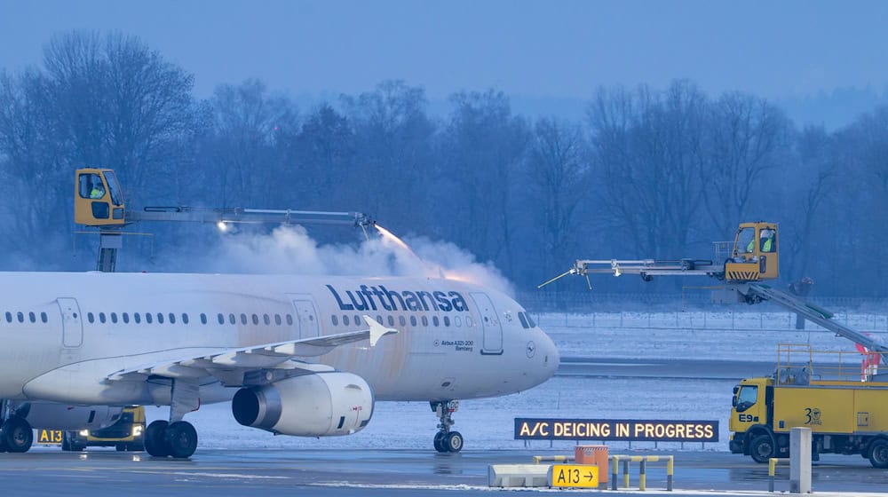 Wegen der starken Schneefälle ist der Flugbetrieb am Flughafen in München gestört (Archivbild).  / Foto: Peter Kneffel/dpa