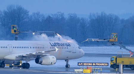 Wegen der starken Schneefälle ist der Flugbetrieb am Flughafen in München gestört (Archivbild).  / Foto: Peter Kneffel/dpa