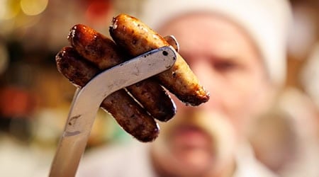 Die Bratwurst ist wahrscheinlich für viele Menschen das Typischste für Franken. Doch die Längen der Würste variieren von Region zu Region erheblich. (Archivbild) / Foto: Daniel Karmann/dpa