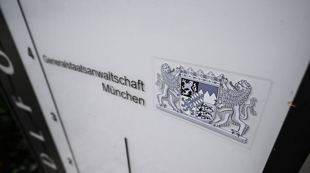 Die Fassade des Gebäudes soll mit diversen Schriftzügen versehen worden sein. (Symbolbild)  / Foto: Felix Hörhager/dpa