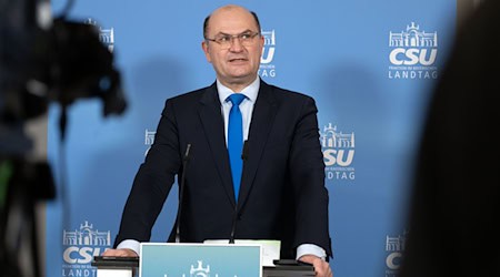 Bayerns Finanzminister Albert Füracker (CSU) erwartet für den Freistaat keinerlei Rechtsfolgen nach dem Karlsruher Urteil zu verfassungswidrigen Bezahlungen für Beamte in Berlin. (Archivbild) / Foto: Pia Bayer/dpa