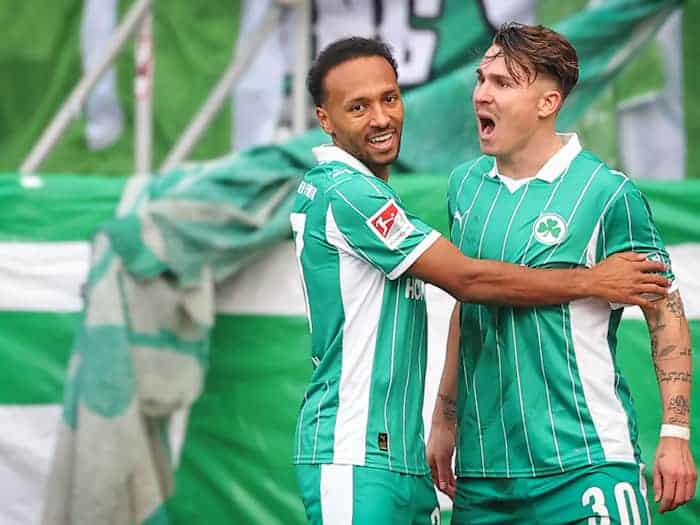 Will auch gegen Schalke jubeln: Felix Klaus (r). / Foto: Daniel Karmann/dpa