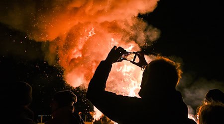Funkenfeuer lodern wieder: Das steckt hinter dem Brauch