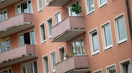 Wohnungen grundlos leer stehen lassen? Das soll teuer werden, fordern die Landtags-Grünen. (Symbolbild) / Foto: Peter Kneffel/dpa