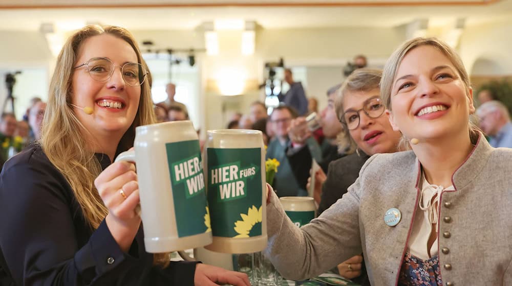 Aus dem Bundestag nach Landshut: Grünen-Fraktionschefin Katharina Dröge (l.) besucht den Politischen Aschermittwoch ihrer Partei. / Foto: Daniel Löb/dpa