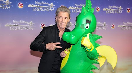 Peter Maffay, Musiker und der von ihm mit geschaffene grüne Drache Tabaluga / Foto: Gerald Matzka/dpa