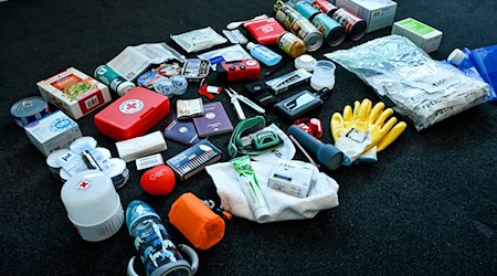 Eine Grundausstattung für den Notfall sollte jeder Zuhause haben. Dazu gehören auch Medikamente, Wasser und Lebensmittel für mehrere Tage. (Illustration) / Foto: Jens Kalaene/dpa